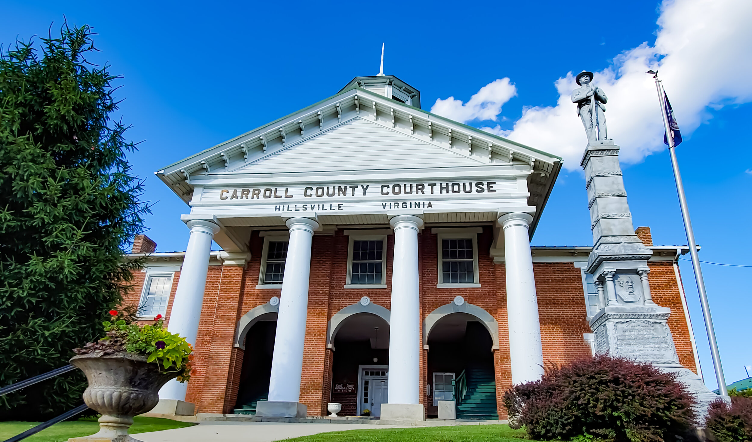 banks in hillsville va